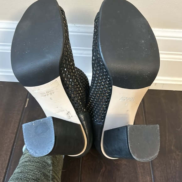 Women’s Le Chateau Open Toed Mesh Booties size 8 - Picture 3 of 4